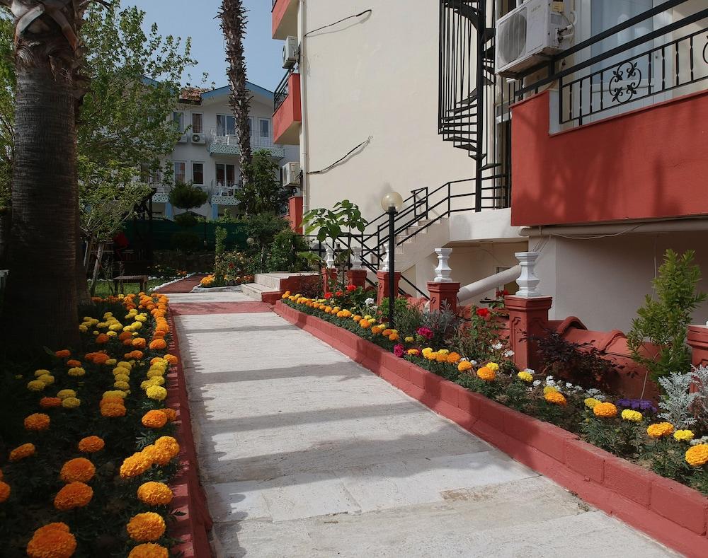 Semoris Hotel Side Bagian luar foto