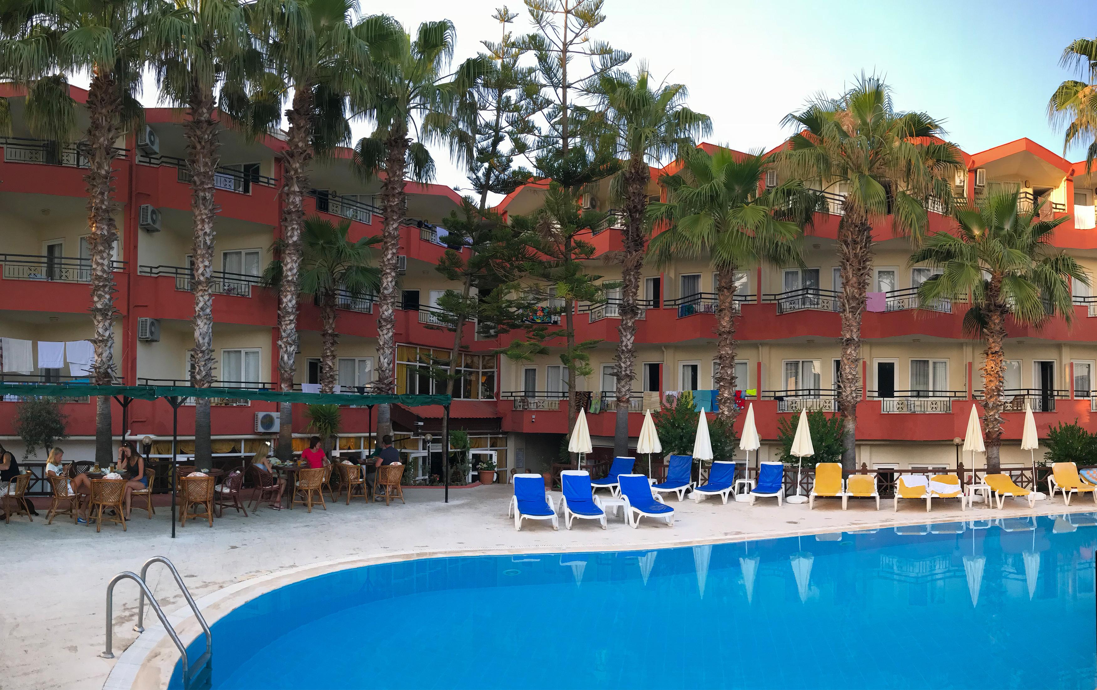 Semoris Hotel Side Bagian luar foto